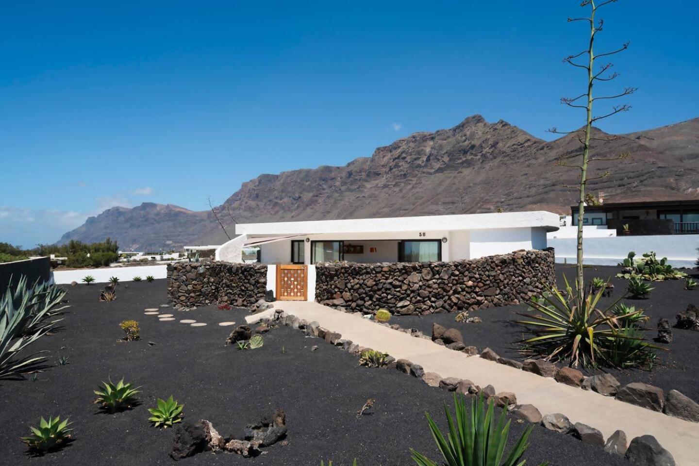 Lanzarote Famara Beach Bungalow Exterior photo